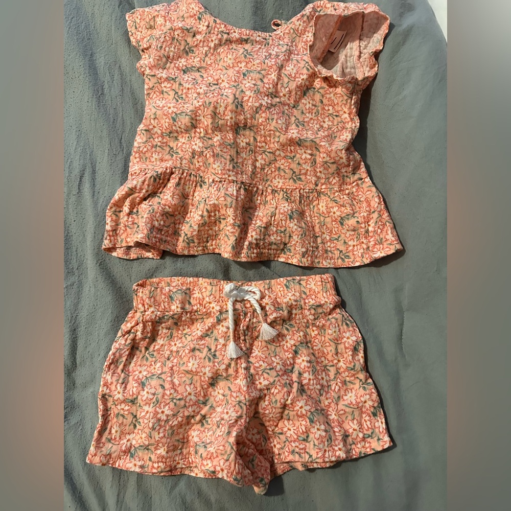 3T girls matching shirt/shorts set